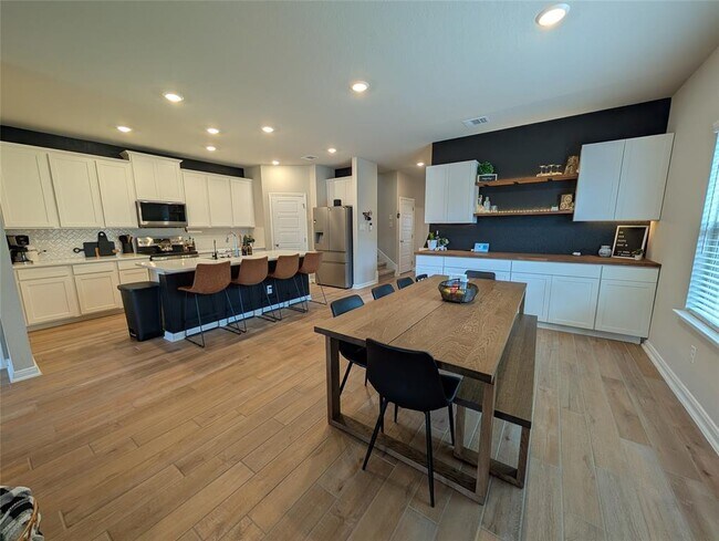 Building Photo - 3030 Charyn Wy