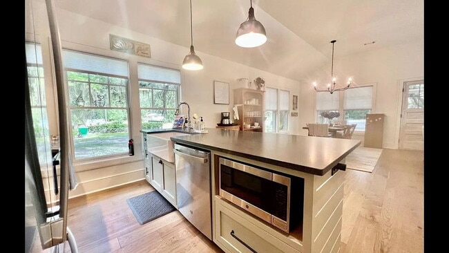 Building Photo - Low Country Cottage located in the Heart o...