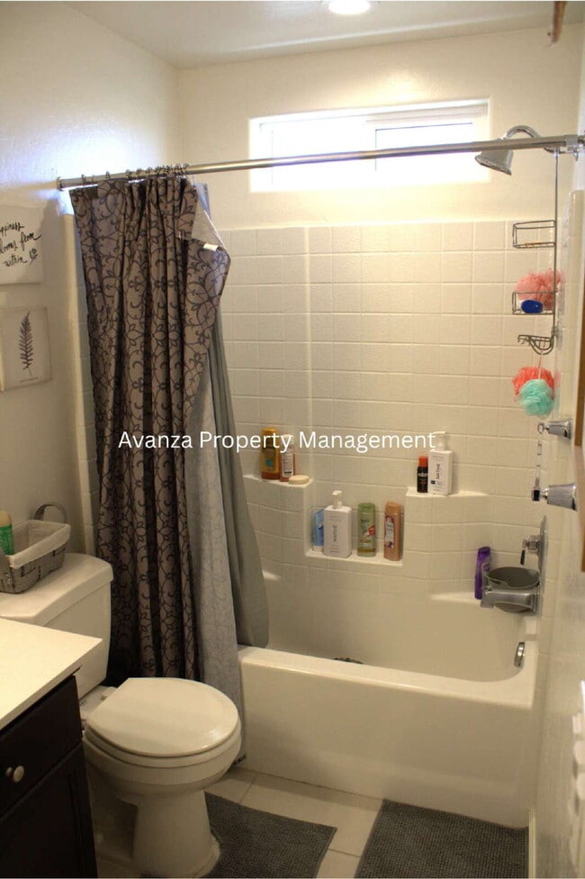 Building Photo - 1 Year Lease 4 Bed  3 Bath  Rent: $2,695 D...