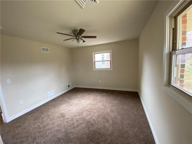 Building Photo - 124 Robert Dr