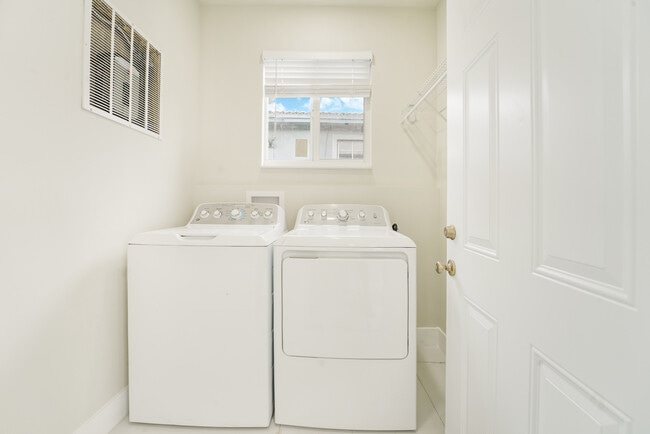 Building Photo - 857 W 34th St