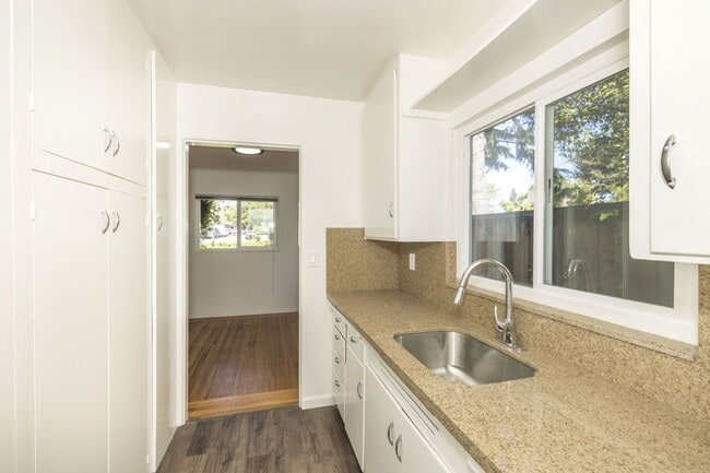 Building Photo - 691 Roble Ave