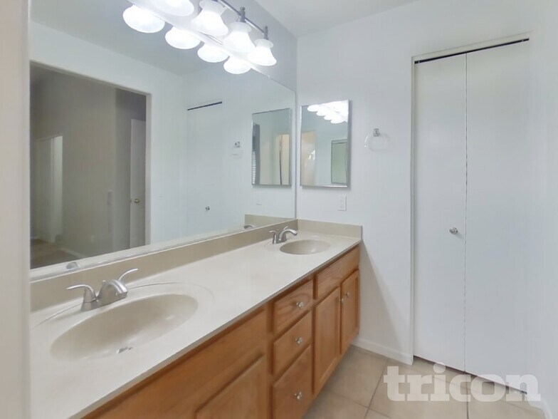 Building Photo - 5521 N 103rd Dr