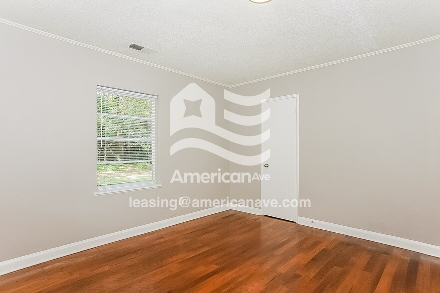 Building Photo - 3406 Seneca Ave