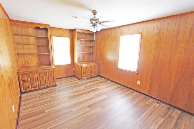 Building Photo - 401 Windridge Dr