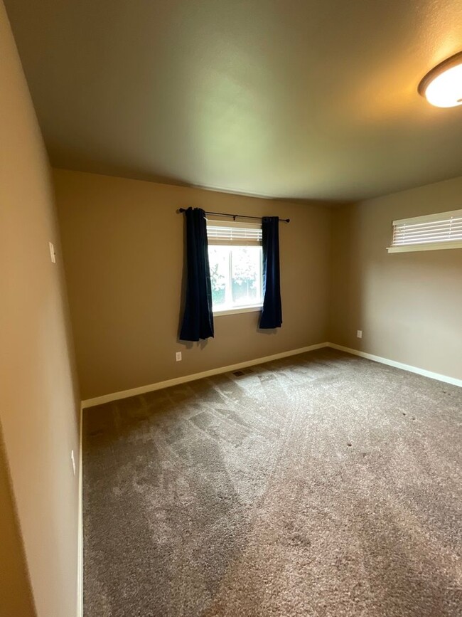 Building Photo - 3 Bedroom /2.5 bath in Prineville's Iron H...