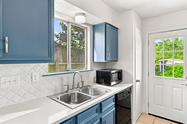 Building Photo - 5700 Cherry Park