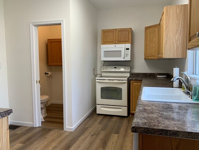 Building Photo - Large 4 bedroom student housing