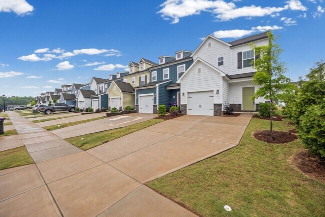 Building Photo - Stunning 3-bed, 2.5 bath townhome in Penley Place of Clover!