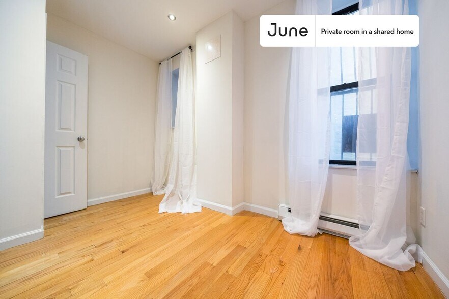 Building Photo - Private bedroom in 4 bed/2 bath Home