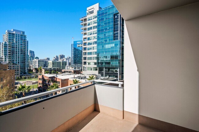 Building Photo - Beautiful Condo Right Across from Petco Park!
