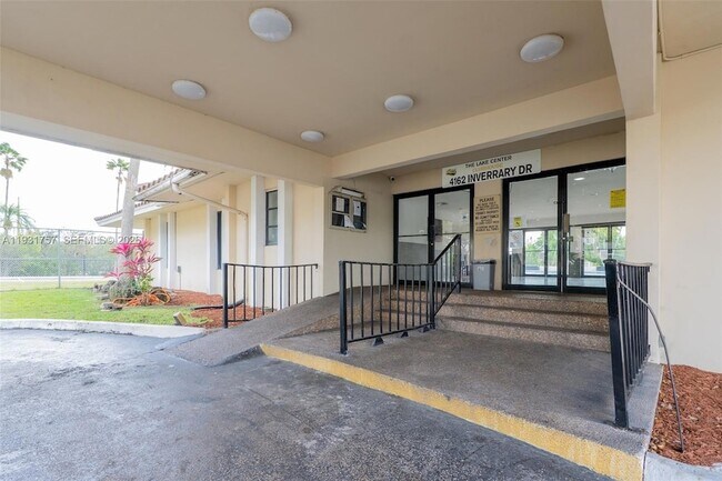 Building Photo - 4158 Inverrary Dr