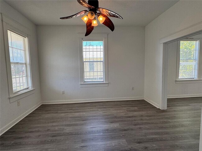 Building Photo - 1022 E 14th Ave