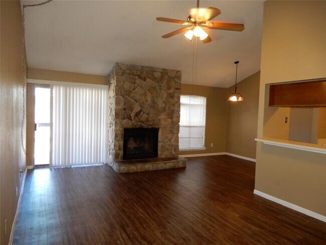Building Photo - 17401 Red Oak Dr