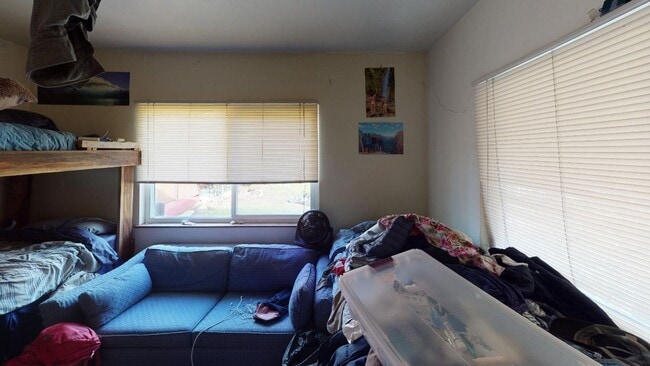 Building Photo - 3 Bedroom 2 Bathroom Home Available July