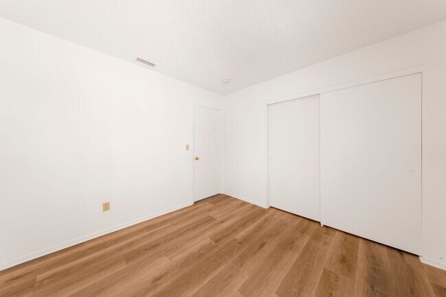 Building Photo - Valecrest