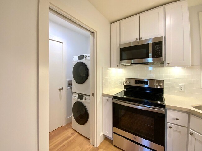 Building Photo - REMODELED 1BR in Haight! Yard Access. IN-UNIT LAUNDRY! DISHWASHER!