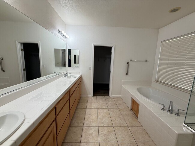 Building Photo - 3364 Bridgeway Lakes Dr