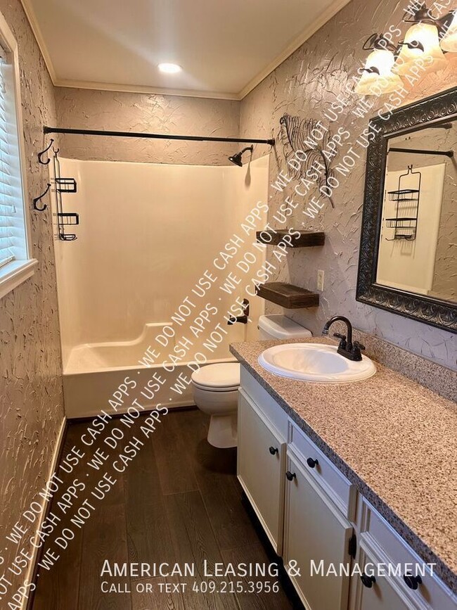 Building Photo - 704 Willow Oak St