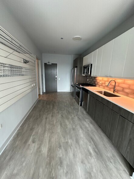 Building Photo - 1027 W Addison St