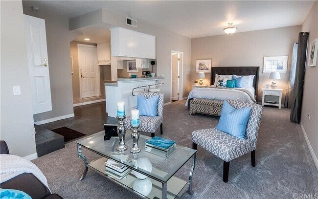 Building Photo - 328 Rosecrans Ave