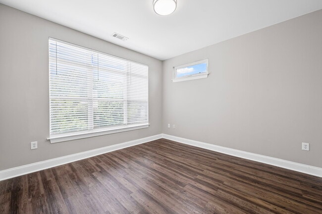 Building Photo - 840 United Ave SE