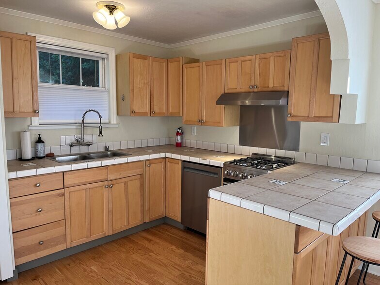 Building Photo - 844 Taber Ave
