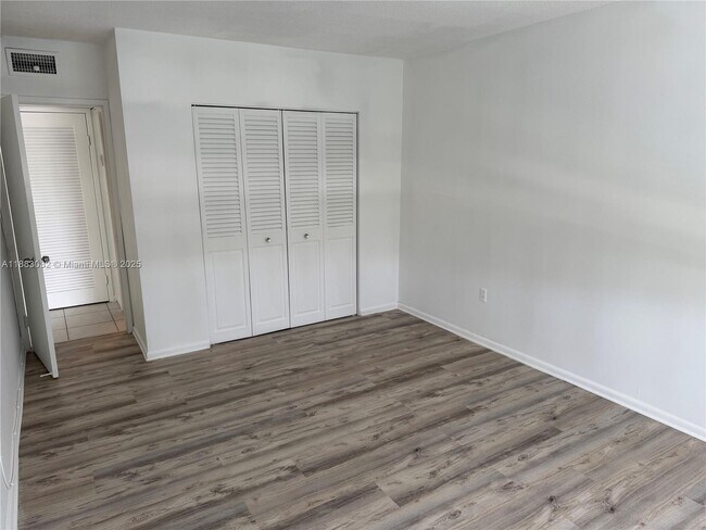 Building Photo - 400 Kings Point Dr