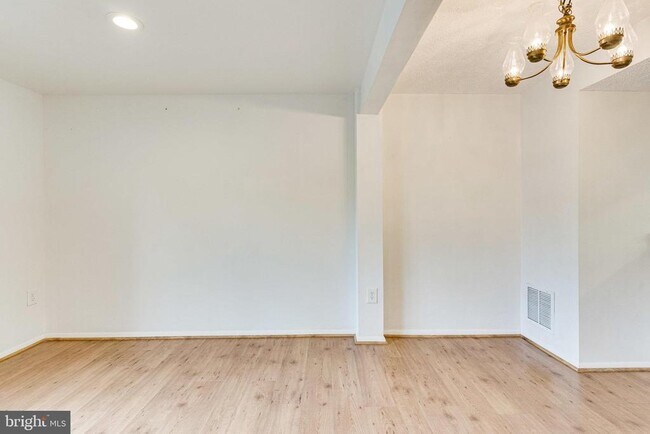 Building Photo - 2841 Shepperton Terrace