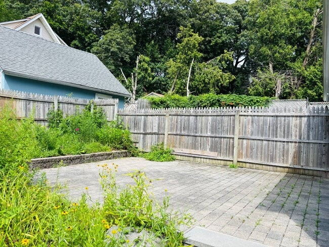 Building Photo - 131 Berry Hill Rd