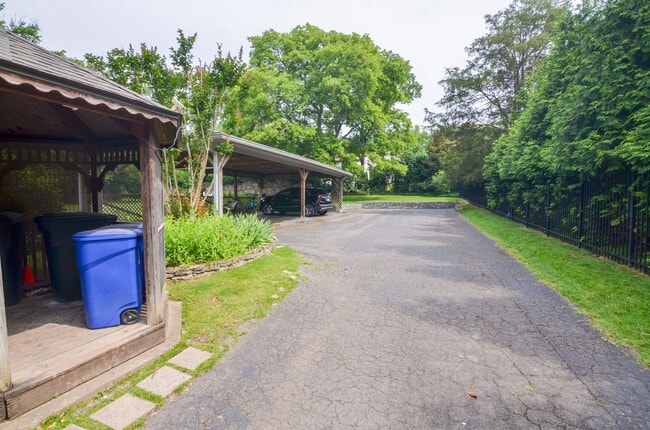 Building Photo - English Cottage in the heart of Belle Meade