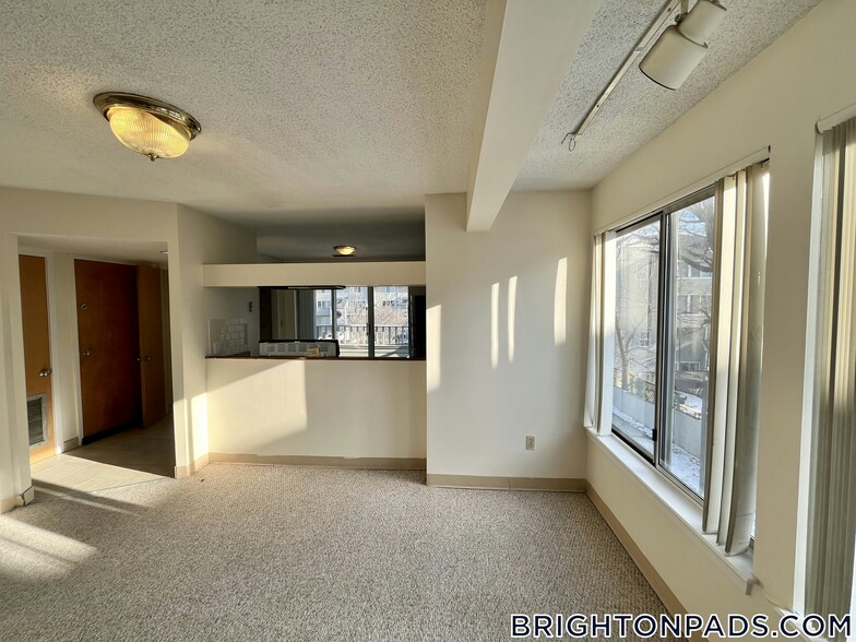 Building Photo - 150 N Beacon St