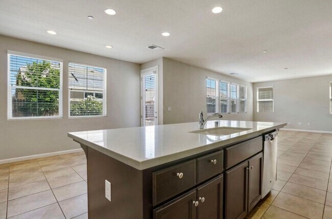 Building Photo - Beautiful 5 Bedroom, 3 Bath Tracy Home / B...