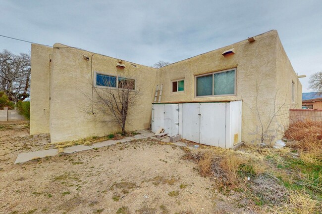 Building Photo - Pueblo Style  3/BD 1.75/BA 1/CG 2/CP 1774/sf