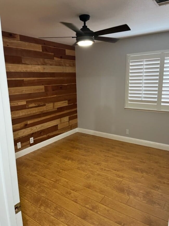 Building Photo - Nice home close to shopping and gas stations