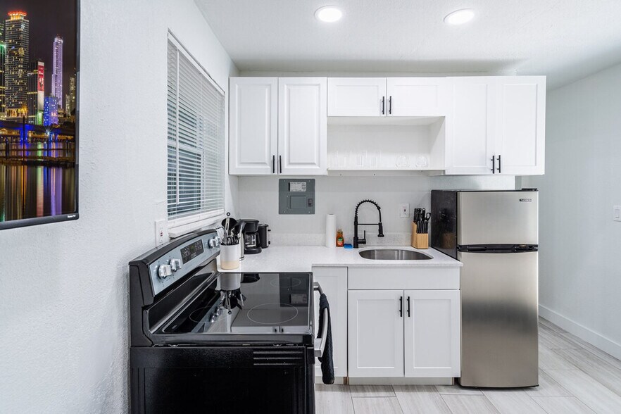 Building Photo - 975-977-977 SW 10th St