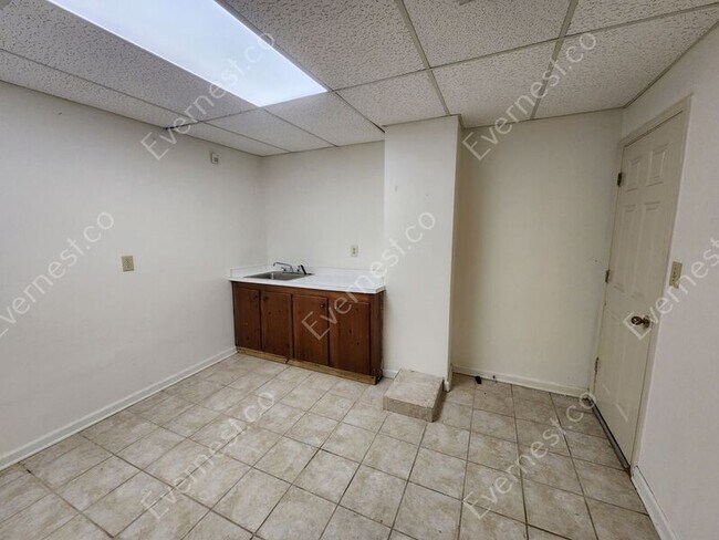 Building Photo - 500 Towergate Pl