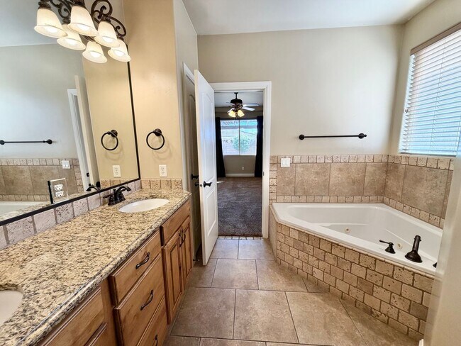 Building Photo - Beautiful 4 bed 2.5 bath Home!