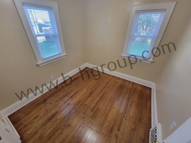Building Photo - Great Location!