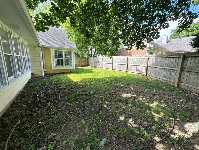 Building Photo - Renovated 3 Bedroom 2 Bath in Hendersonvil...