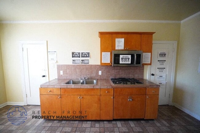 Building Photo - 402 N Soto St.