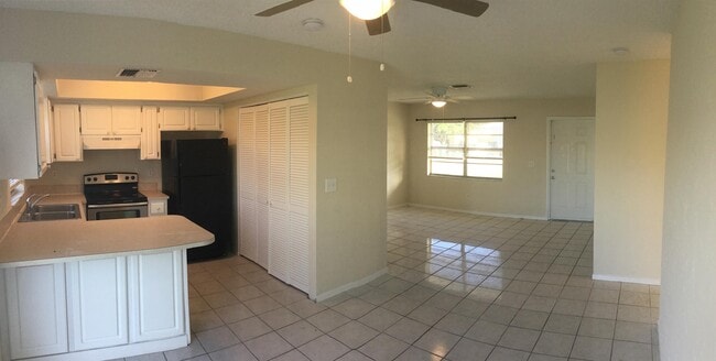 Building Photo - 215 SE Van Loon Terrace