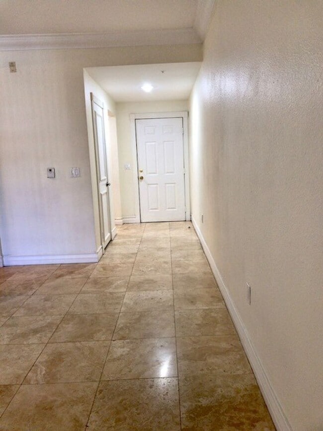 Building Photo - 1 Bedroom Condo In A Luxurious Community!!