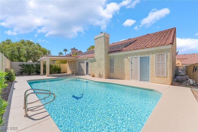 Building Photo - 8250 Fox Tail Way