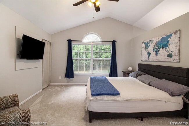 Building Photo - 130 Lakeshore Pointe Dr