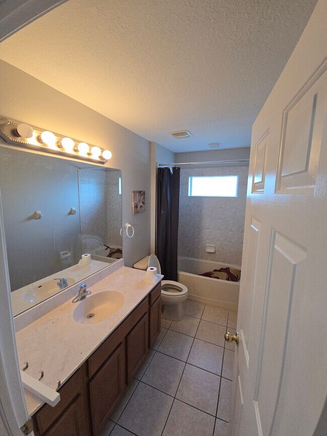 Building Photo - Newly Renovated 4/3 w/pool