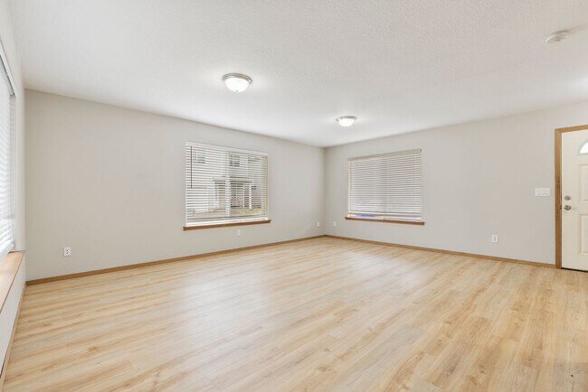Building Photo - 5Bed/2.5 Bath House available