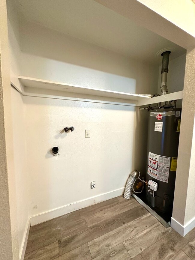 Building Photo - E919