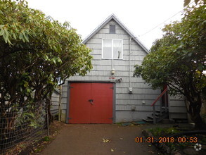 Building Photo - 634 NW Lee St