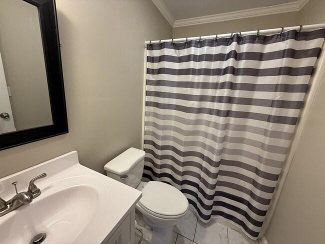 Building Photo - 104 Oak Ct